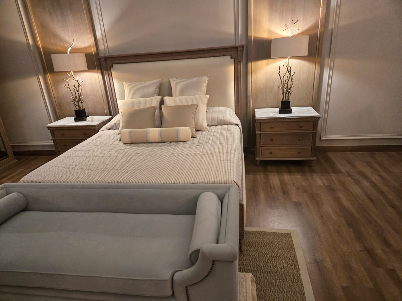Modern Luxury Upholstered Platform Bed