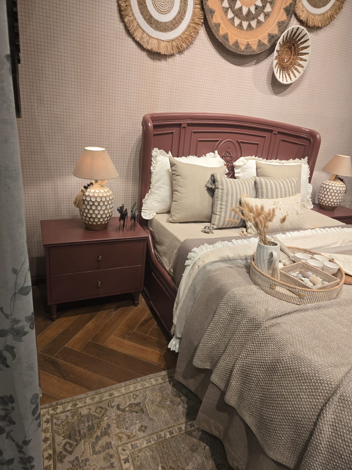 Elegant Classic Wooden Bed